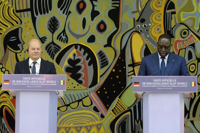 De Senegalese president Macky Sall (rechts) houdt een persconferentie met de Duitse bondskanselier Olaf Scholz (links).
