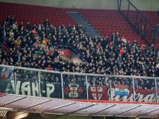 Kleine groep Twentefans verpest het in ArenA voor de rest, FC Twente past eigen uitvak aan