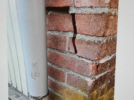 Bestuurder veroorzaakt schade aan muur in Kampen en laat auto achter