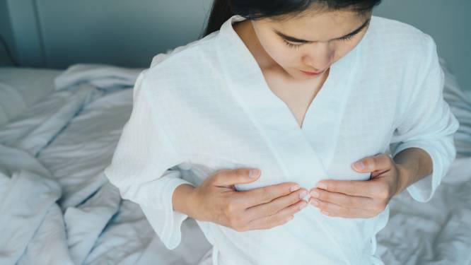 Hoe controleer je je borsten op knobbeltjes? ‘Beste moment om te voelen is in de week na je menstruatie’