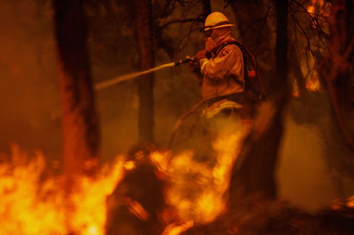 Een pompier in een strijd met de Oak Fire die bossen in Californië verwoest.