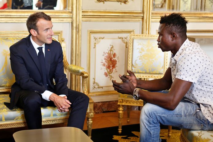 Emmanuel Macron beloofde Gassama persoonlijk dat er alles aan gedaan zou worden om hem een Frans paspoort te bezorgen.