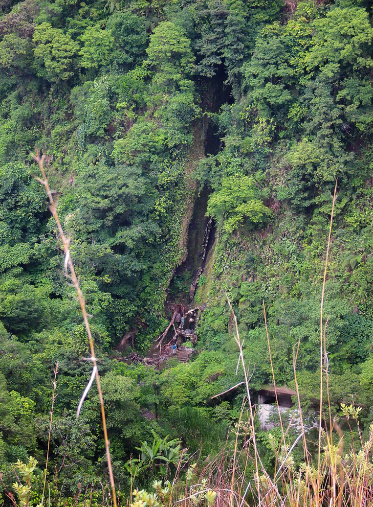 Langs de Rio Caldera, waar gezocht werd door reddingshonden. Beeld Uit boek Verloren in de jungle