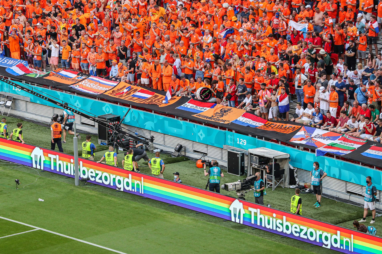 Een reclame van Thuisbezorgd.nl met een regenboogvlag tijdens de Uefa Euro 2020-wedstrijd tussen Nederland en Tsjechie in de Puskas Arena op 27 juni 2021 in Budapest, Hongarije.  Beeld ANP