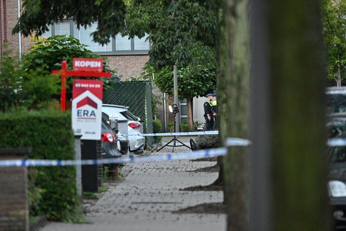 Aan Rietschoorvelden werd opnieuw de gevel beklad met onder meer het woord 'coke'. In de omgeving werden die verdachten opgepakt en werd er een mogelijk explosief aangetroffen in een wagen.