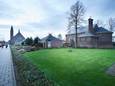 Rechts de kapel, links op de achtergrond de parochiekerk van Boekel.