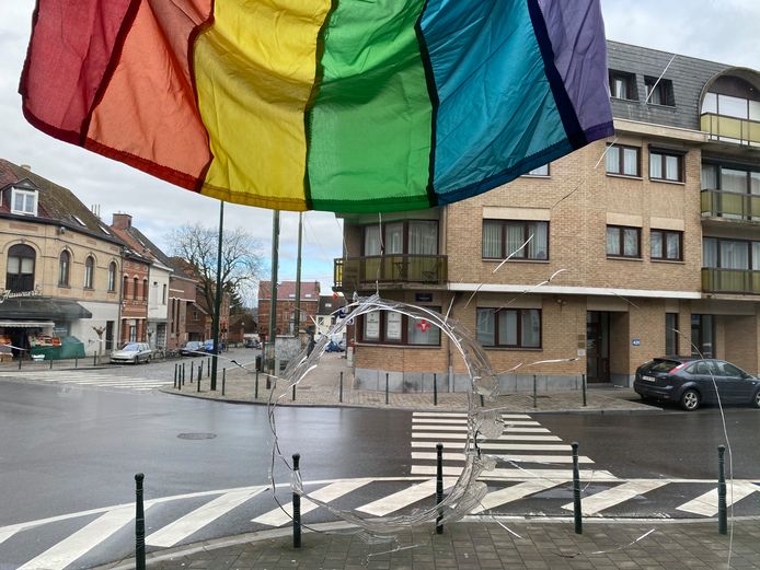 “In die 35 jaren heb ik elk jaar de regenboogvlag uitgehangen tijdens de periode van de Gay Pride. Maar een homofobe daad als deze is mij nog nooit overkomen”, zegt de kapper.