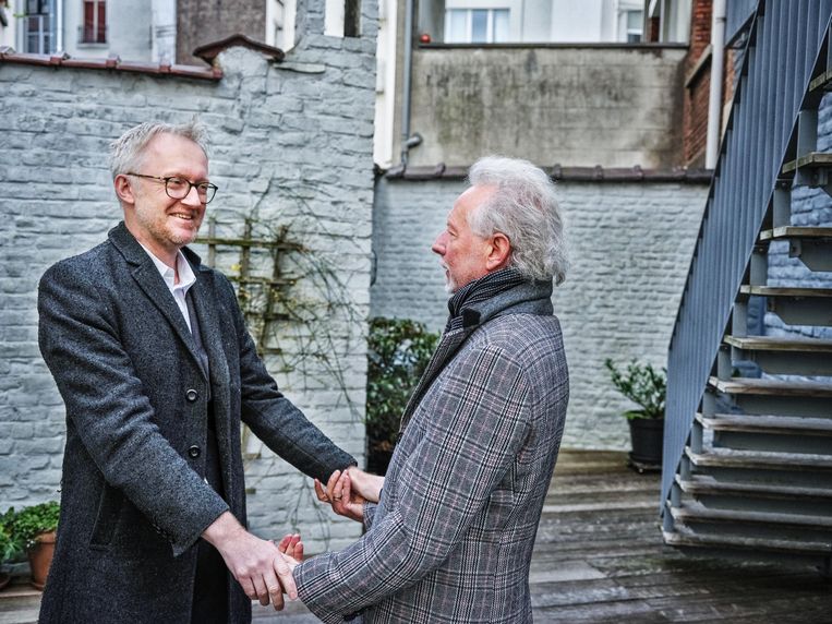 Van Reybrouck en Hertmans: 'Invloedrijke intellectuelen, wij? Mannelijke cisgenders op leeftijd, zult u bedoelen!' Beeld Tim Dirven