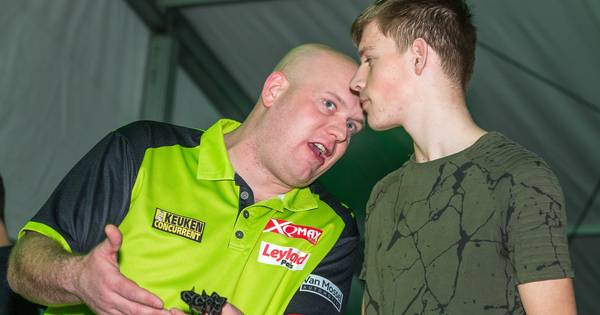 Wamel kijkt ogen uit als ‘Mighty’ Michael van Gerwen 180's gooit bij de lokale voetbalclub