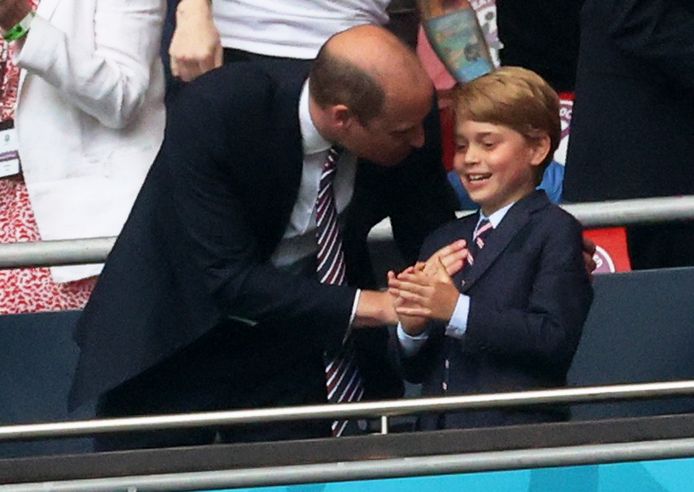 Prins William (39) was zoals verwacht aanwezig met zijn vrouw Kate Middleton (39) en hun zoon prins George (7) bij de finale van het Europees kampioenschap voetbal.