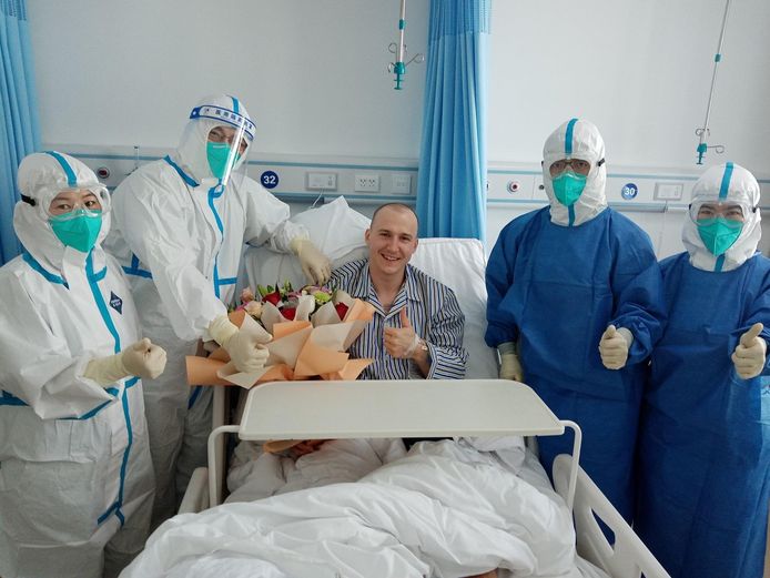 Mateusz Sochowicz poseert in Peking met het medisch personeel.