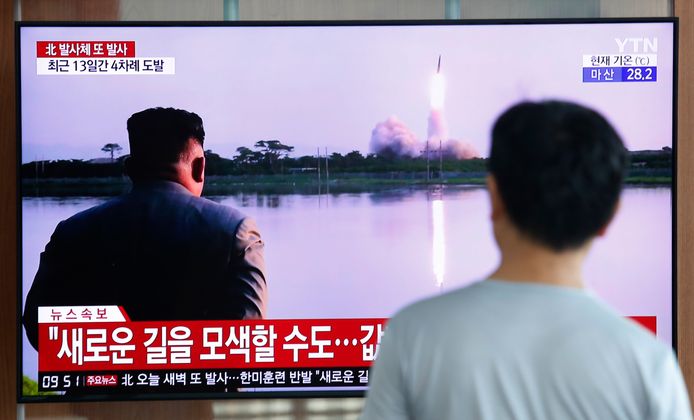 Een man bekijkt de lancering van een Noord-Koreaanse raket op een Zuid-Koreaanse nieuwszender.