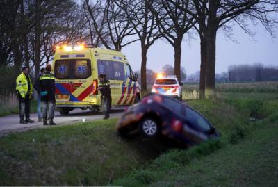 Maaltijdbezorger belandt met auto in de sloot in Made