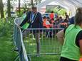 Burgemeester Paul Rüpp helpt mee bij de inrichting van de opvang voor vluchtelingen op ‘t Oventje in Zeeland.