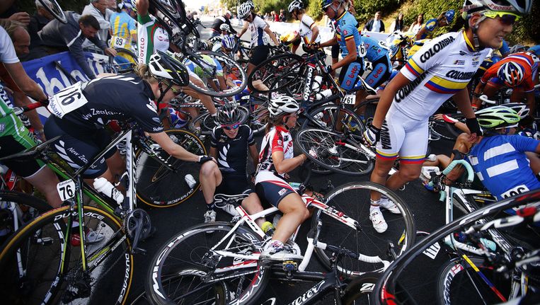 Een enorme valpartij in het peloton tijdens de Dames Elite weg race op het wereldkampioenschap wielrennen in Valkenburg. Beeld anp