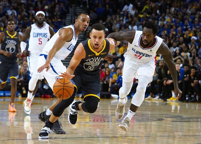 Warriors-guard Stephen Curry (m) in actie tegen LA Clippers.