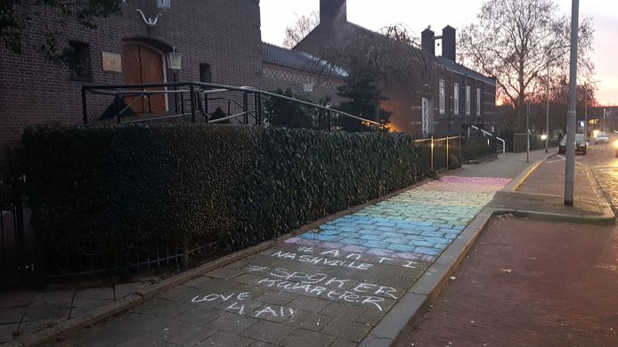 De Gerformeerde Gemeente Arnhem vond vanmorgen een regenboogvlag op de stoep.