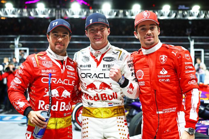 Verstappen met Leclerc (r) als nummer twee en ploegmaat Pérez als derde naast zich.
