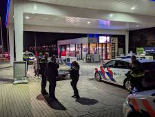 Gewonde bij steekincident in Zwolle, politie kamt omgeving tankstation uit
