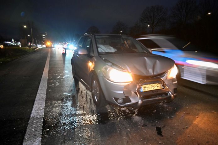 De schade aan de auto na de botsing op de A325 bij Arnhem.