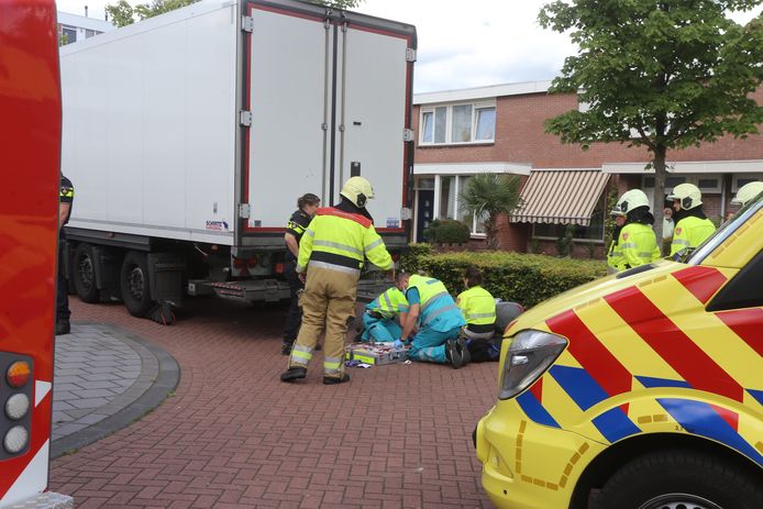 Ongeluk tussen brommer envrachtwagen in Rosmalen.