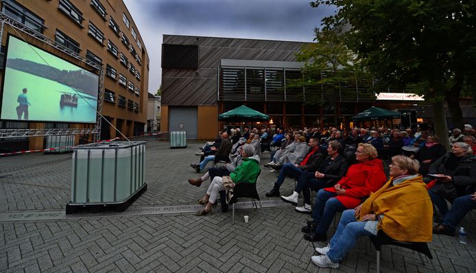 De filmavond op het Schouwburgplein was in een mum van tijd uitverkocht. In verband met corona was er plaats voor maximaal tweehonderd bezoekers.