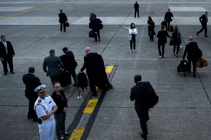 Trumps personeel stapt uit op de luchthaven van Melsbroek.