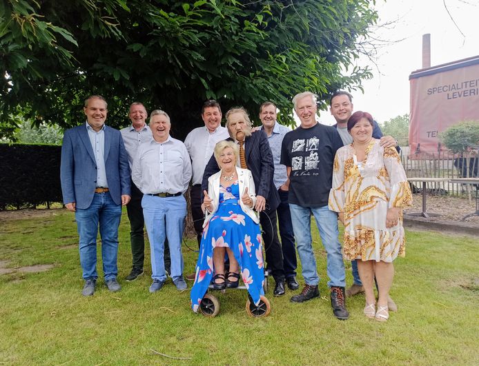 Peter Van Praag (vierde van links) met een deel van de cast van zijn eigen Gentse Feesten.