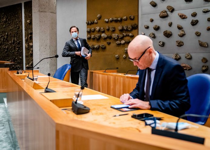 Ernst Kuipers, minister van Volksgezondheid, Welzijn en Sport,  en premier Mark Rutte tijdens een debat in de Tweede Kamer over de ontwikkelingen rondom het coronavirus.
