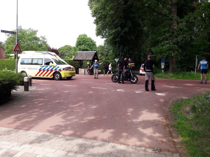Ambulancepersoneel op de Groesbeekseweg in Mook.