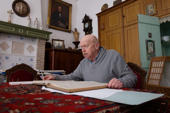 Kees Bol leest in het Gastels dorpsmuseum in de krantenlegger van 1872 over het grote feest in Oud Gastel.