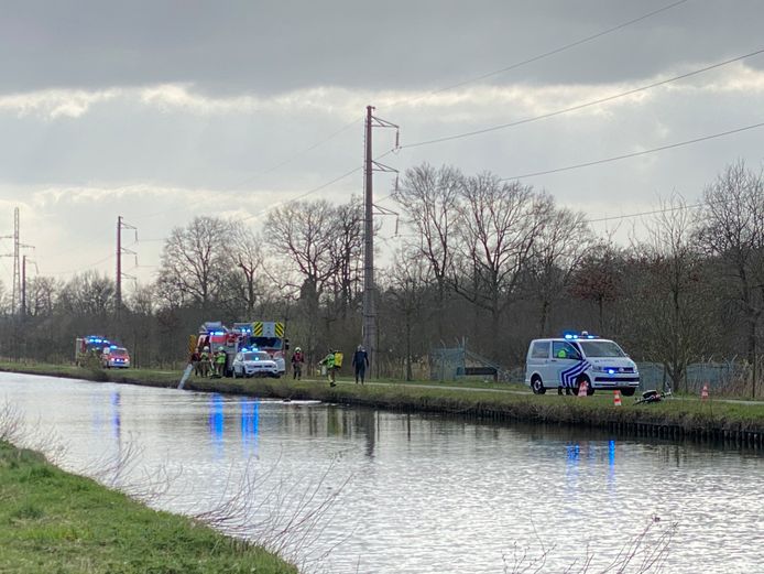 De politie en brandweer kwamen naar het kanaal voor een redding nadat een fietser in het water terecht was gekomen.