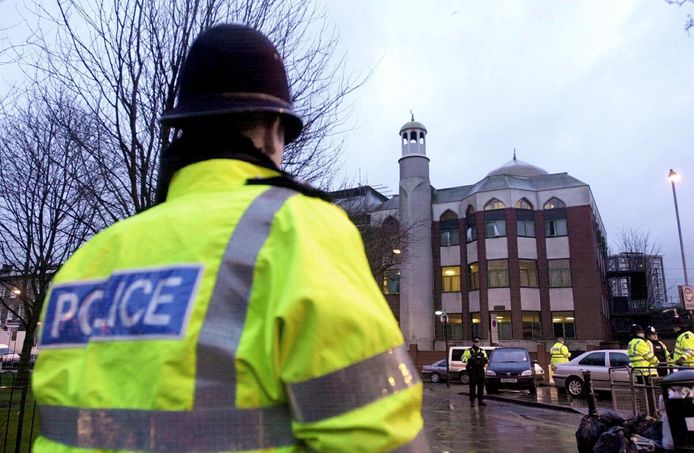 Een politieman bij de moskee in Finsbury Park.