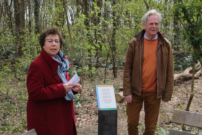 Joke Schoot-Uiterkamp onthult het gedicht dat zij heeft ingestuurd en dat nu geplaatst is naast een van de bankjes in Berg en Dal.