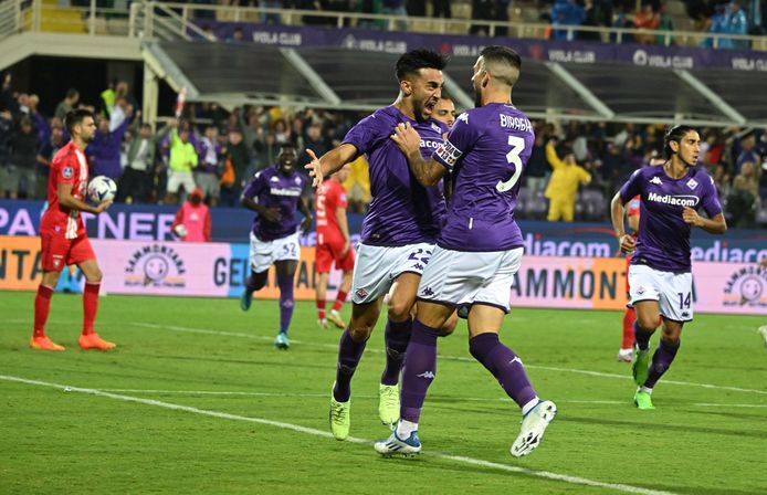 Spelers van Fiorentina vieren een goal.