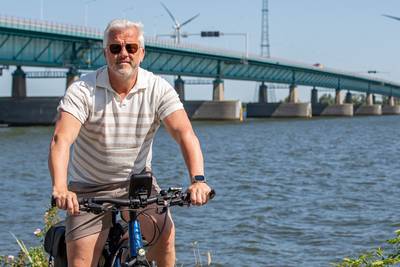 Marc Tournier heeft zijn snelfiets klaarstaan en neemt de pont als Haringvlietbrug dichtgaat