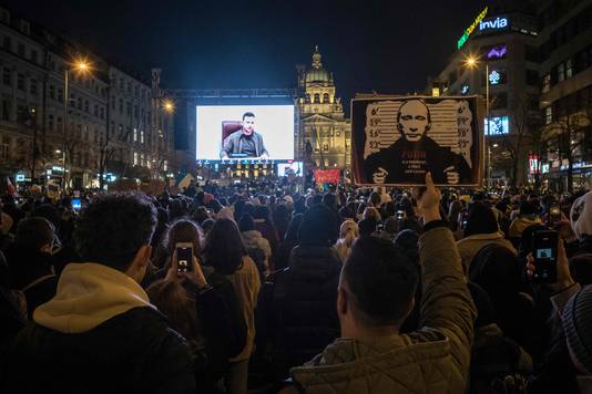 Demonstranten in Praag luisteren naar een toespraak van de Oekraïense president Volodymyr Zelensky.