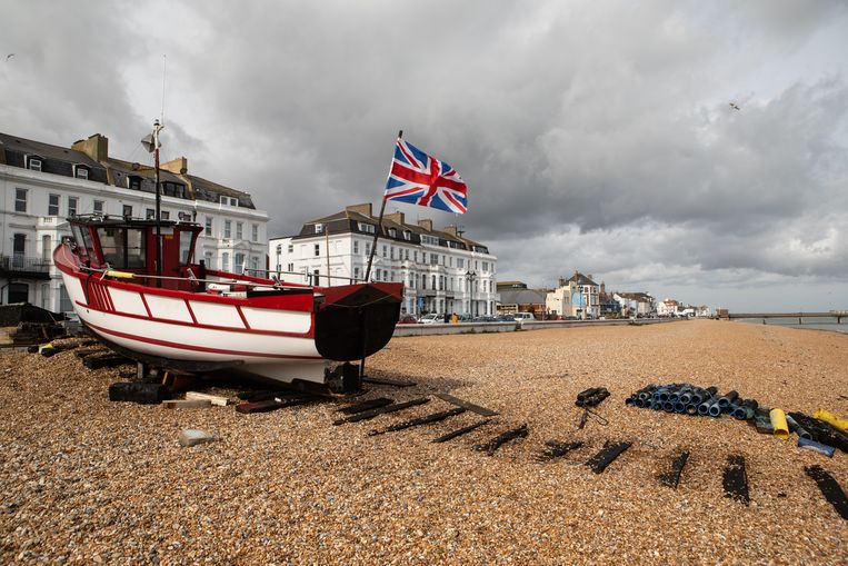 Een vissersboot op het strand bij Deal. De meeste vissers in het VK stemde vóór een Brexit.  Beeld Antonio Olmos