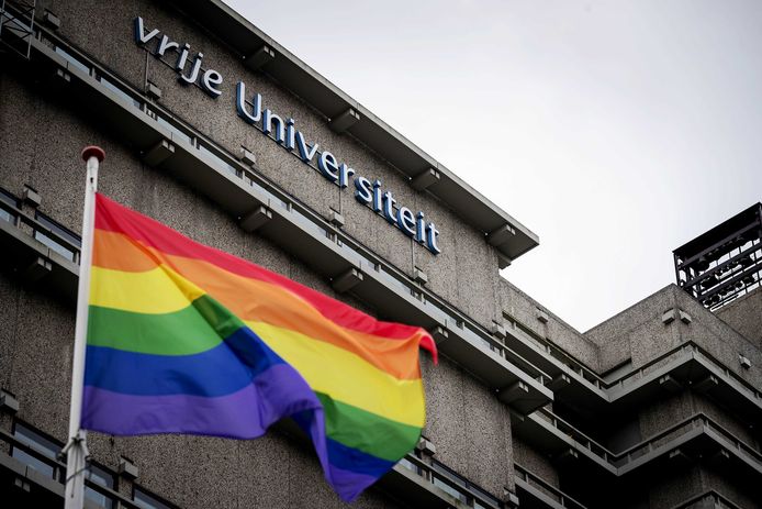 De Vrije Universiteit Amsterdam neemt afstand van de Nashville-verklaring, die medeondertekend is door vier medewerkers van de VU. Als statement heeft de universiteit voor het hoofdgebouw de regenboogvlag gehesen.