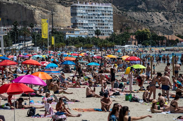 Drukte op het strand van Alicante. Groepen Nederlandse jongeren zijn naar Zuid-Europa getrokken om daar examenfeestjes te vieren. Beeld LightRocket via Getty Images