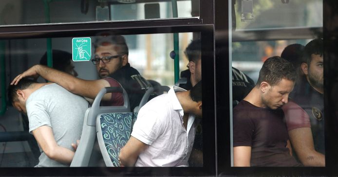 Turkse agenten begeleiden een bus vol opgepakte soldaten na de mislukte coup (Archiefbeeld).