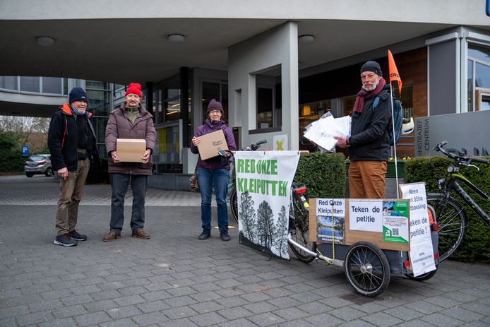 De overhandiging van honderden bezwaarschiften bij het gemeentehuis in Rumst, met uiterst rechts Frank Van Houtte.