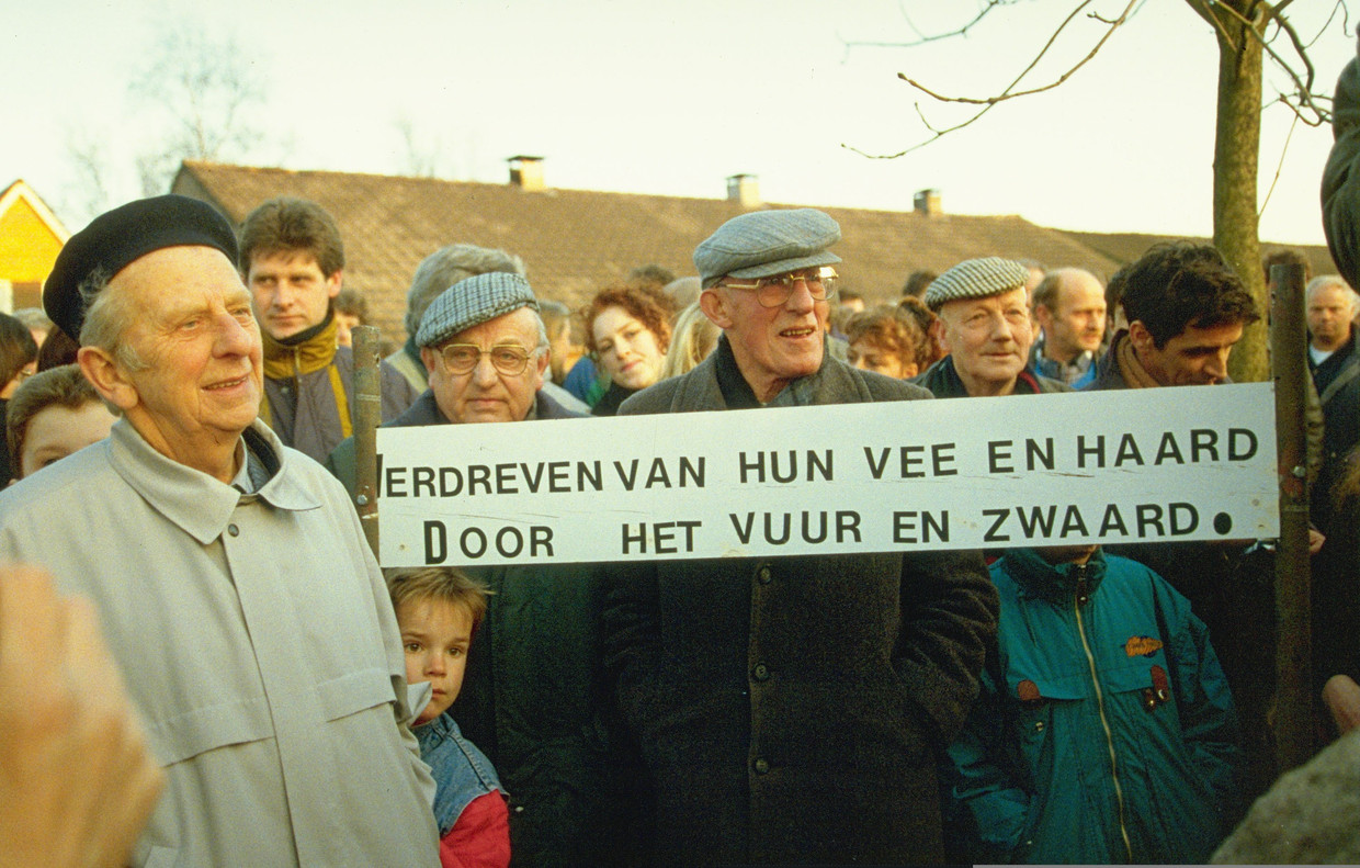 In 1993 herdachten honderden boeren in Hollandscheveld de hardhandige ontruiming van drie boerderijen dertig jaar eerder. 