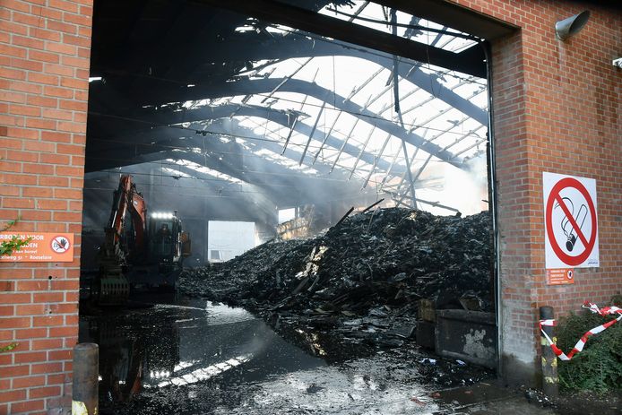 De schade na de brand bij Sidegro in Roeselare is immens. Twee loodsen zijn compleet vernield, een derde liep zo'n grote schade op dat ze ook onbruikbaar is.