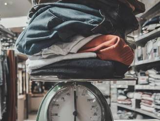 Levis en Wrangler jeans, varsity jassen, T-shirts: America Today houdt kilo sale aan 25 euro per kilo in winkelcentrum K in Kortrijk 