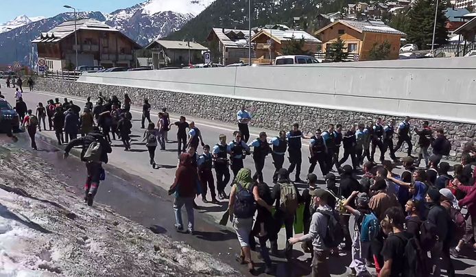 Een confrontatie tussen Franse agenten en betogers langs de Frans-Italiaanse grens in de Alpen.