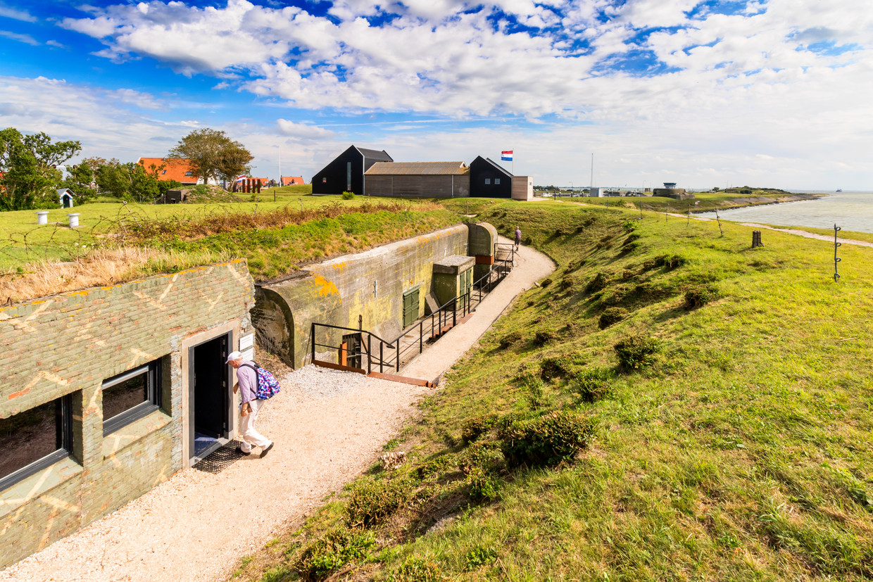 De zeventien bunkers van Kornwerderzand op de Afsluitdijk vormen nu het Kazemattenmuseum. Beeld Sander Groen