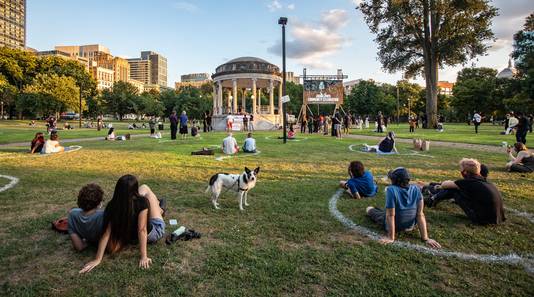 Cirkels in een park in Boston zodat bezoekers de social distancing kunnen respecteren.