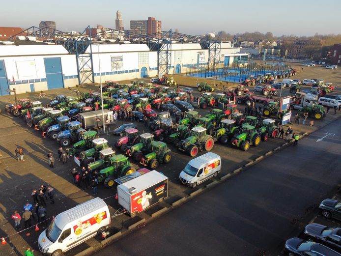 Boeren parkeren netjes in het gelid bij de hoorzitting over het handhavingsverzoek aan Jumbo dat FDF heeft ingediend, maar is afgewezen.