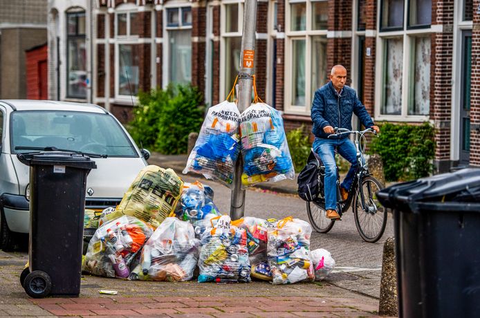 Leefbaarheid Korte Akkeren Gouda is niet goed nav een onderzoek - veel afval op straat, en parkeerproblemen zijn de grootste irritaties. Foto: Frank de Roo